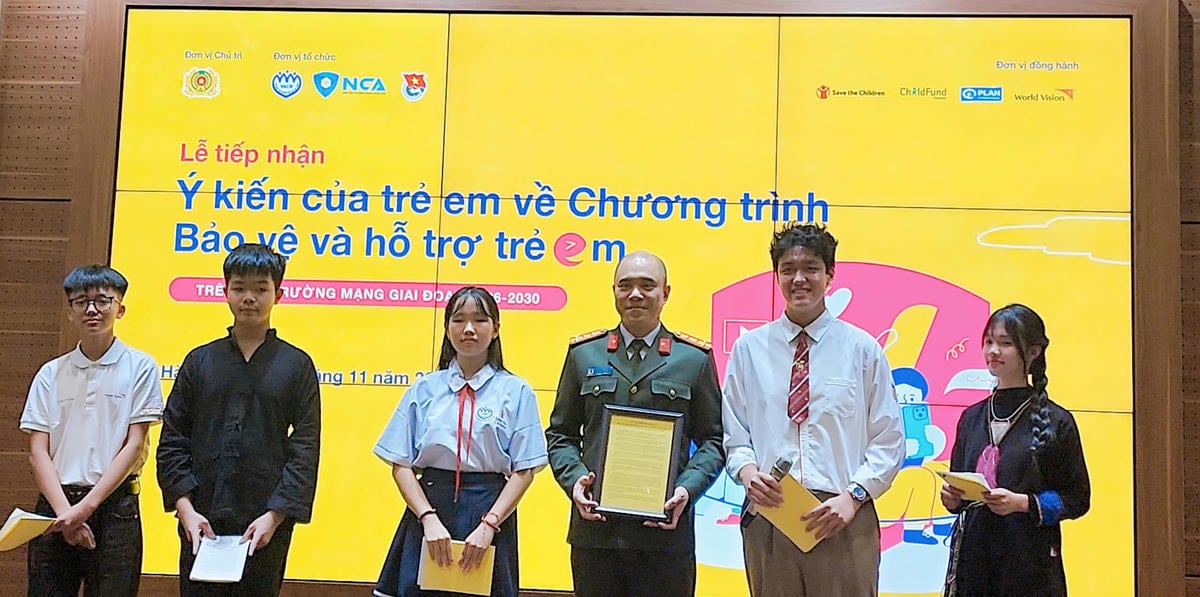 Oberst Ha Van Bac, assisterende direktør i avdelingen for cybersikkerhet og forebygging av høyteknologisk kriminalitet, mottok et sammendrag av undersøkelsen av barns meninger. Foto: NN.