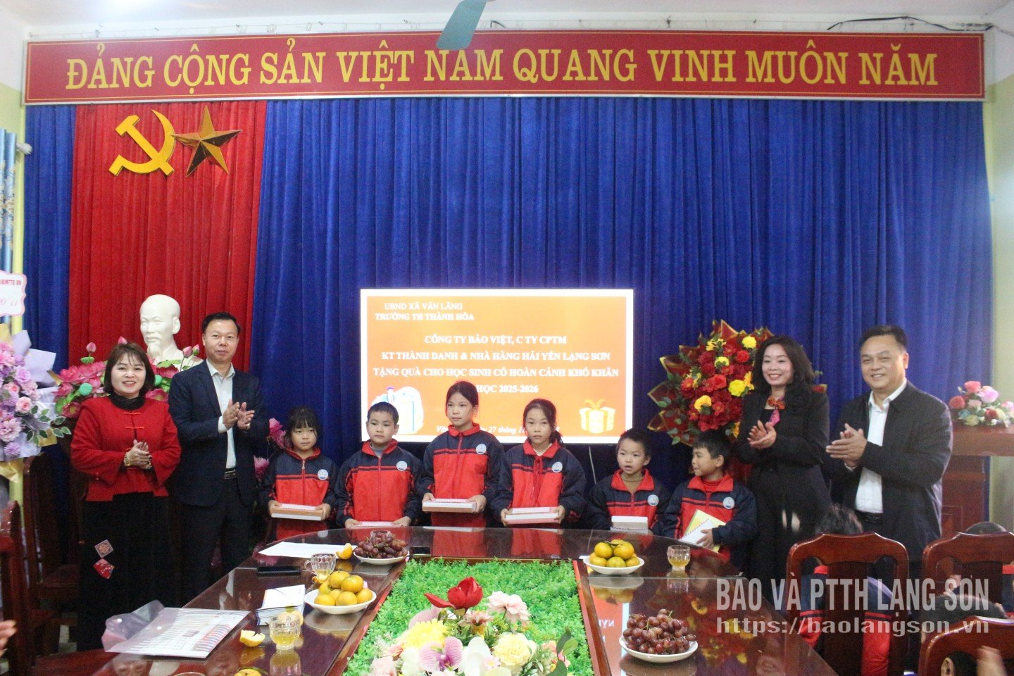 Siswa miskin menerima hadiah dari perusahaan