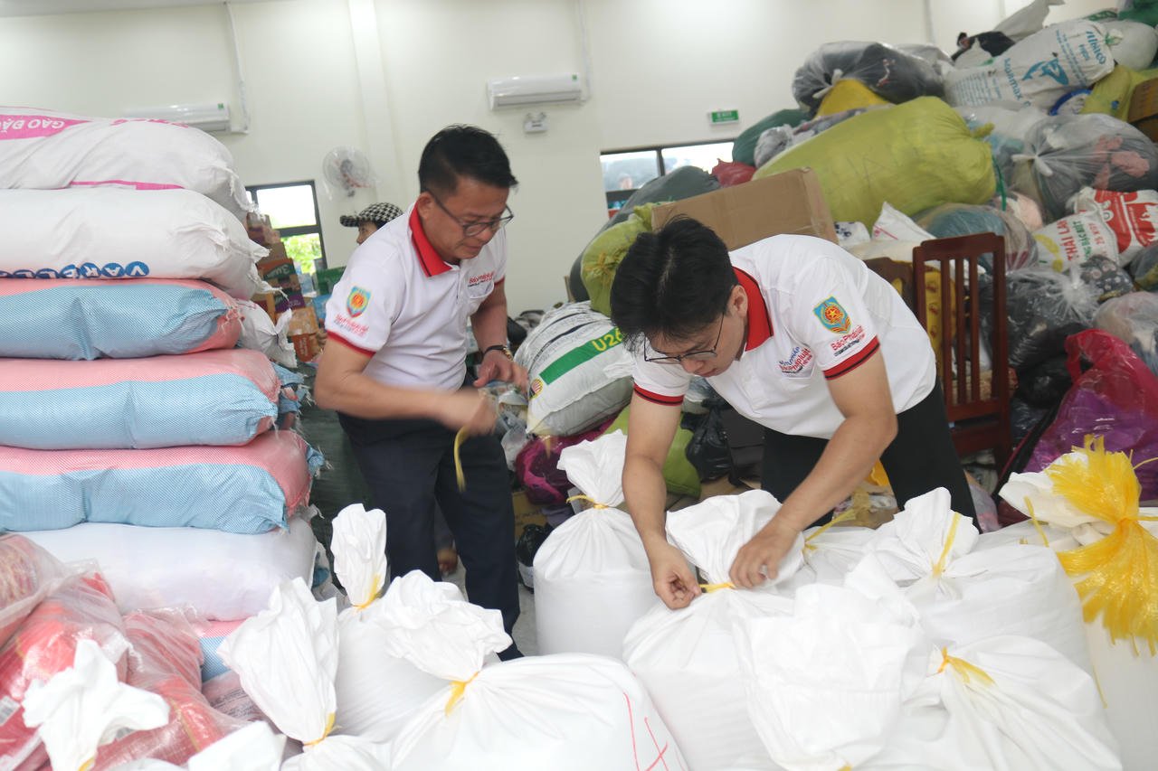 Reporterzy gazety Vietnam Law przygotowują prezenty, które mają zostać rozdane ludziom.