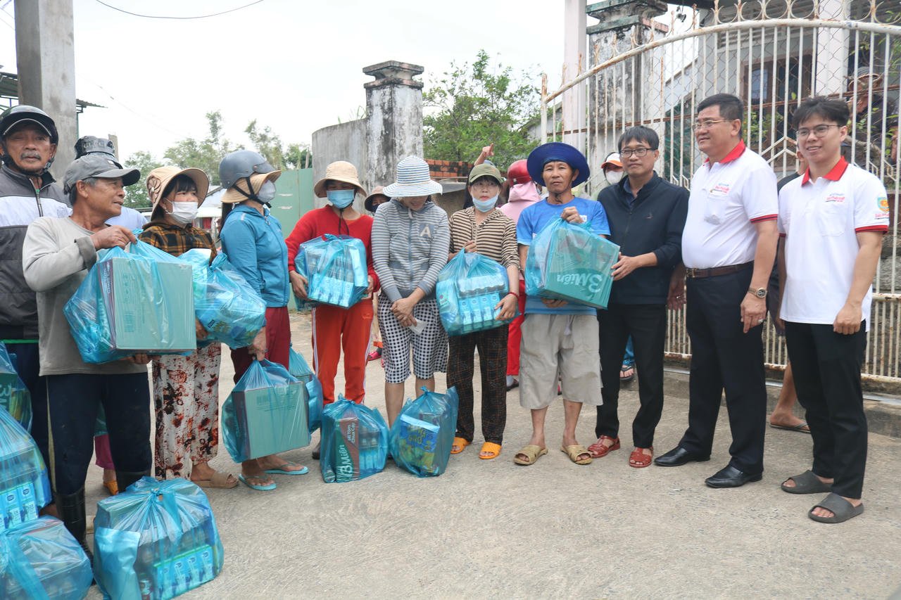 Pan Tran Xuan Tuc – sekretarz komitetu partii okręgu Phu Yen (trzeci od prawej) i przedstawiciele gazety Vietnam Law wręczyli prezenty ofiarom powodzi.