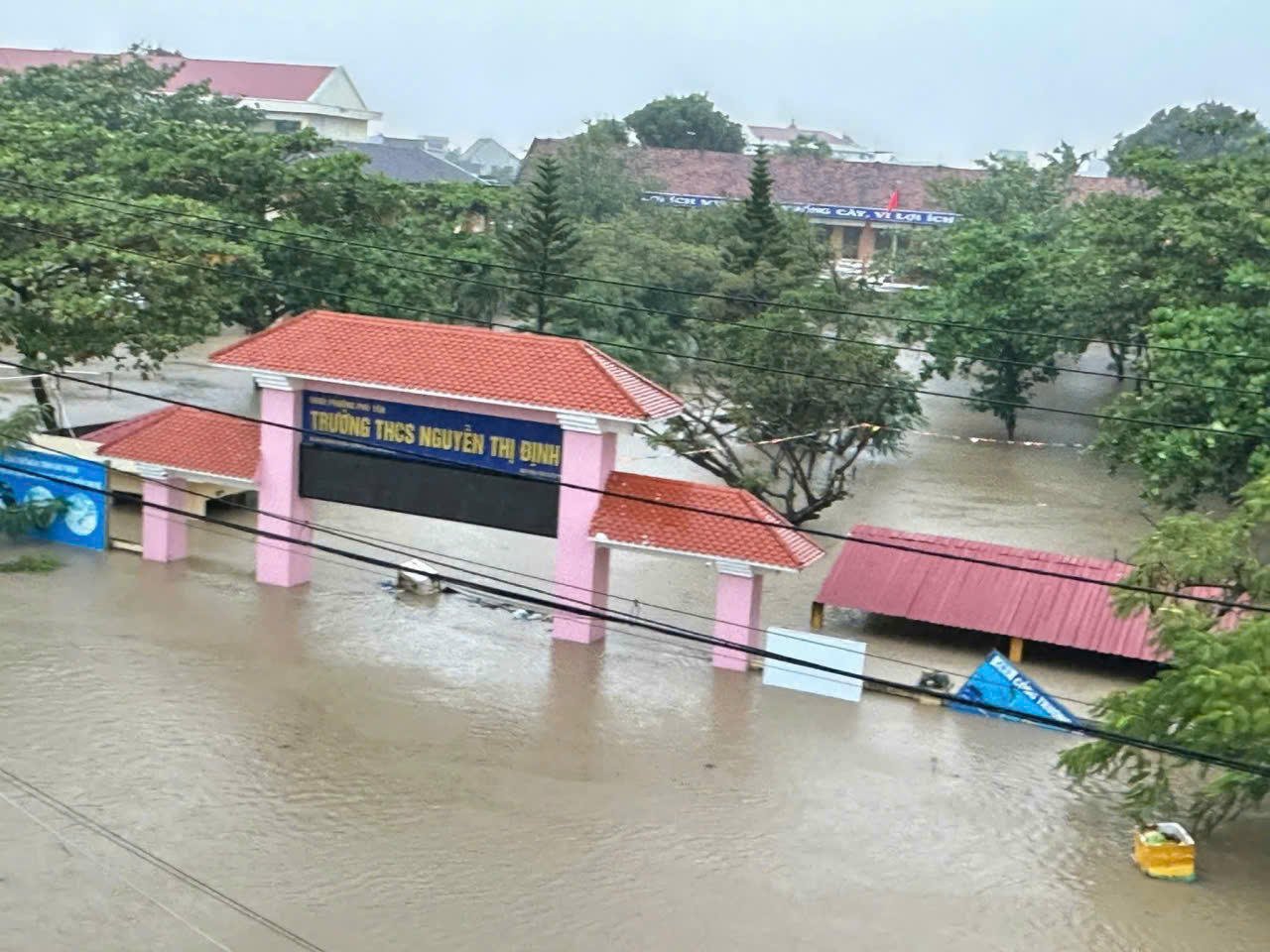 Wiele obszarów okręgu Phu Yen zostało poważnie zalanych, gdy powódź minęła.