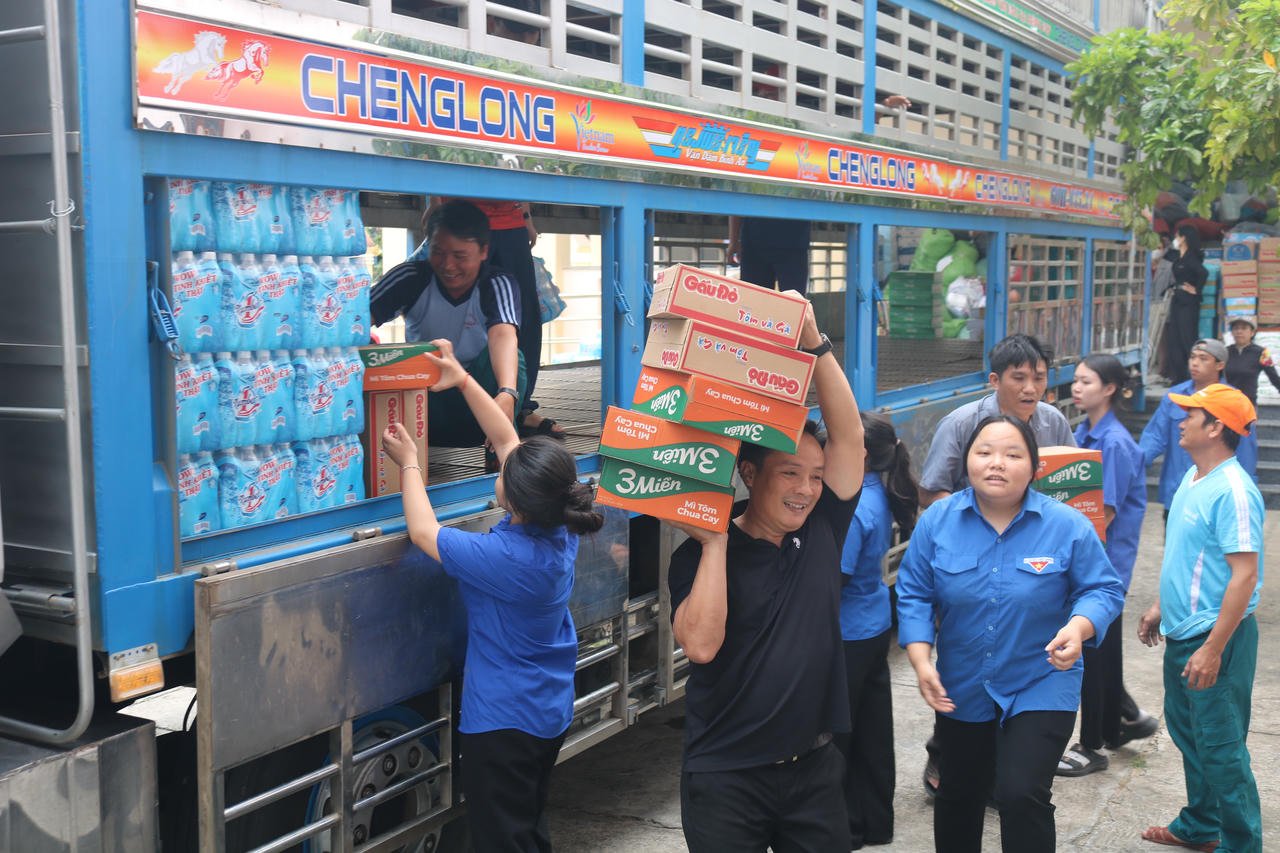 W siedzibie Komitetu Ludowego Dzielnicy Phu Yen zebrano artykuły pierwszej potrzeby dla ofiar powodzi, dostarczone przez gazetę Vietnam Law Newspaper.