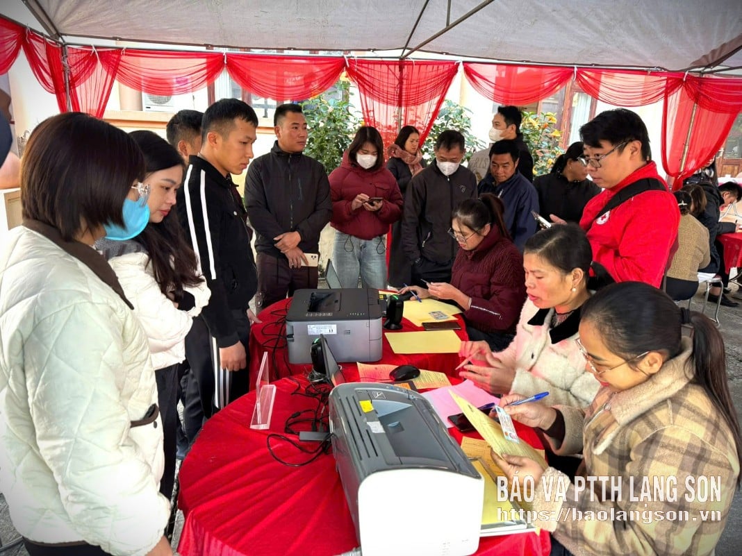 ອາສາສະໝັກລົງທະບຽນບໍລິຈາກເລືອດໃນງານບຸນ