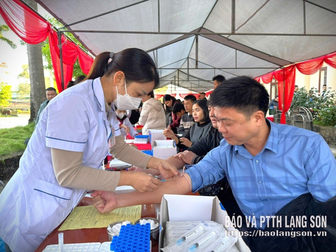 ອາສາສະມັກຈໍພາບໃນງານບຸນ