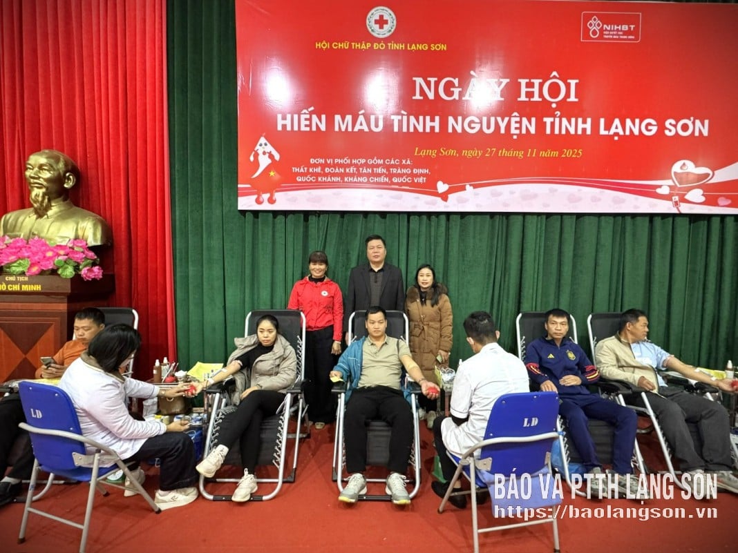 ການນຳອົງການກາແດງແຂວງ ລະດົມກຳລັງໃຈອາສາສະໝັກບໍລິຈາກເລືອດໃນງານບຸນ.