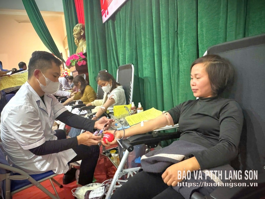 ອາສາສະໝັກບໍລິຈາກເລືອດໃນງານບຸນ