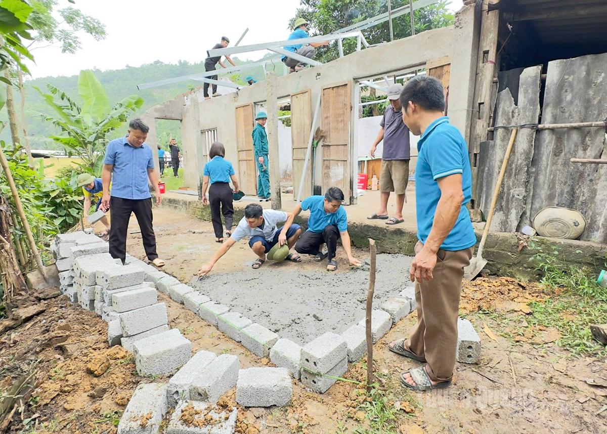 푸르엉 지역 공무원들은 주민들이 임시 주택과 낡은 주택을 철거하도록 지원하고 있습니다.