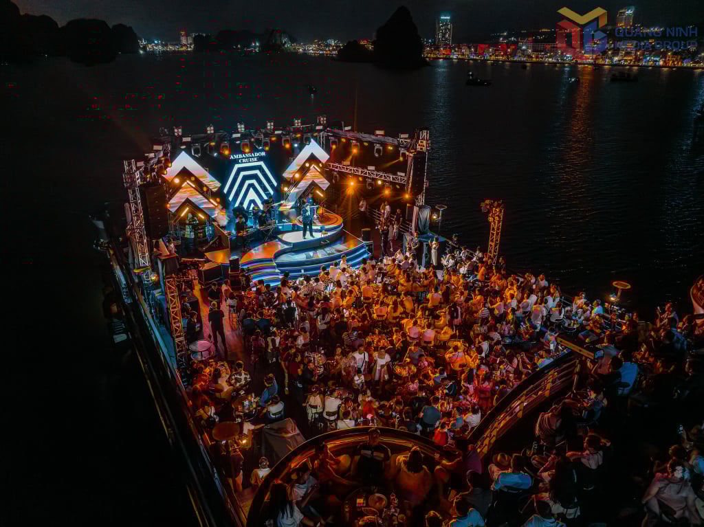 밤에 하롱베이를 바라보며 크루즈를 타며 감성적인 음악을 감상하세요.
