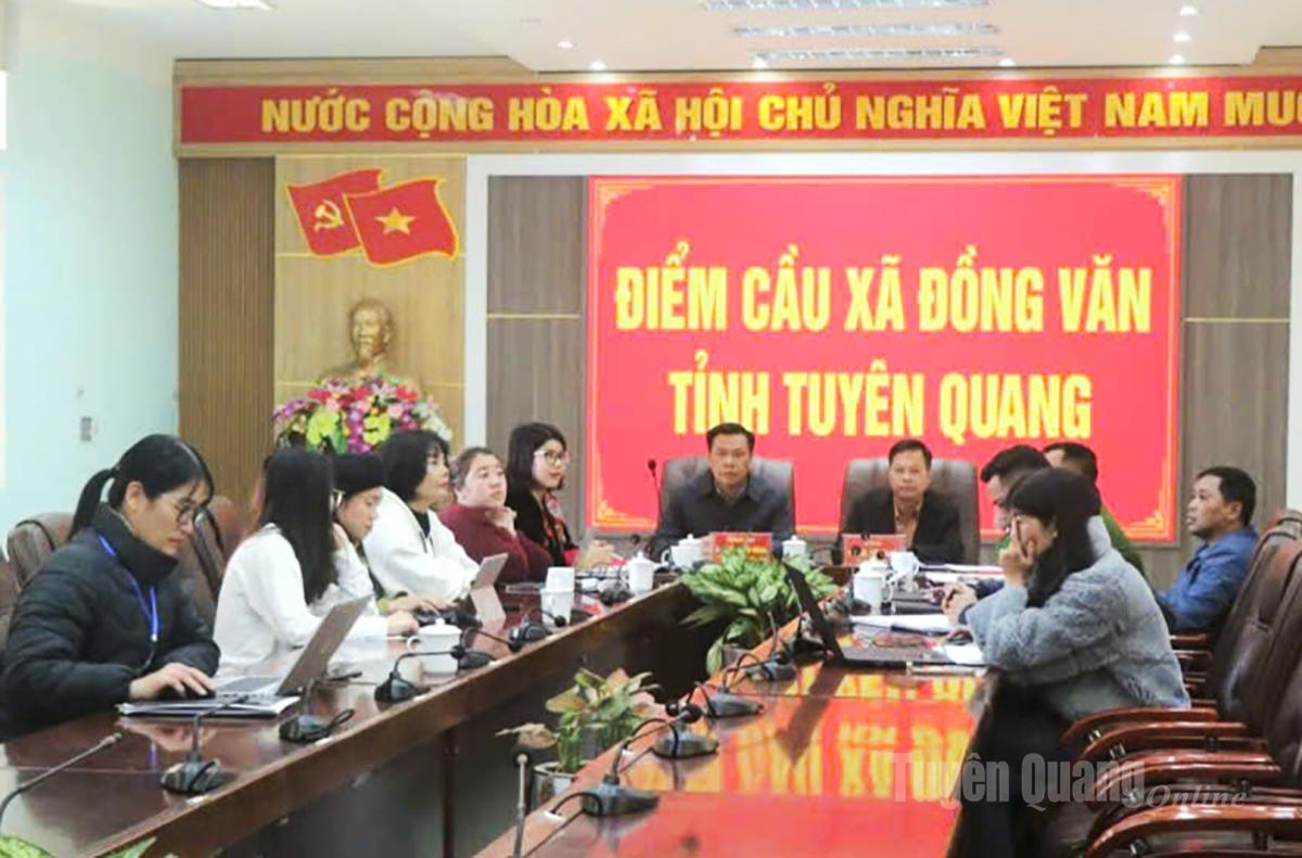 Delegater närvarande vid Dong Van kommuns bropunkt.