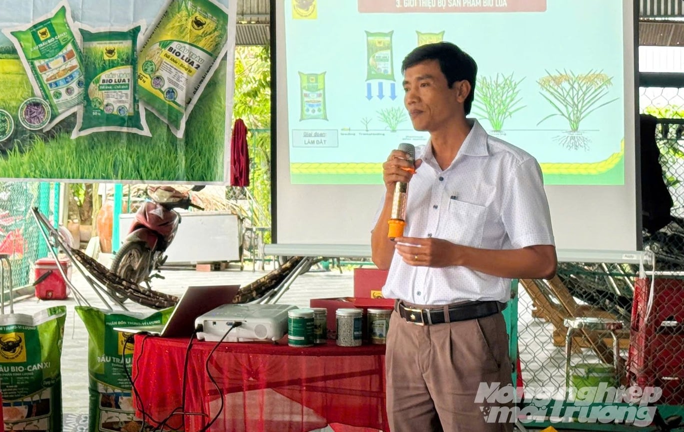 Ông Dương Quốc Trung, cán bộ Trạm Kỹ thuật nông nghiệp khu vực Thoại Sơn đánh giá chương trình 'Hành trình xanh' góp phần quan trọng trong việc nâng sức khỏe đất và giảm lệ thuộc vào phân hóa học. Ảnh: Lê Hoàng Vũ.