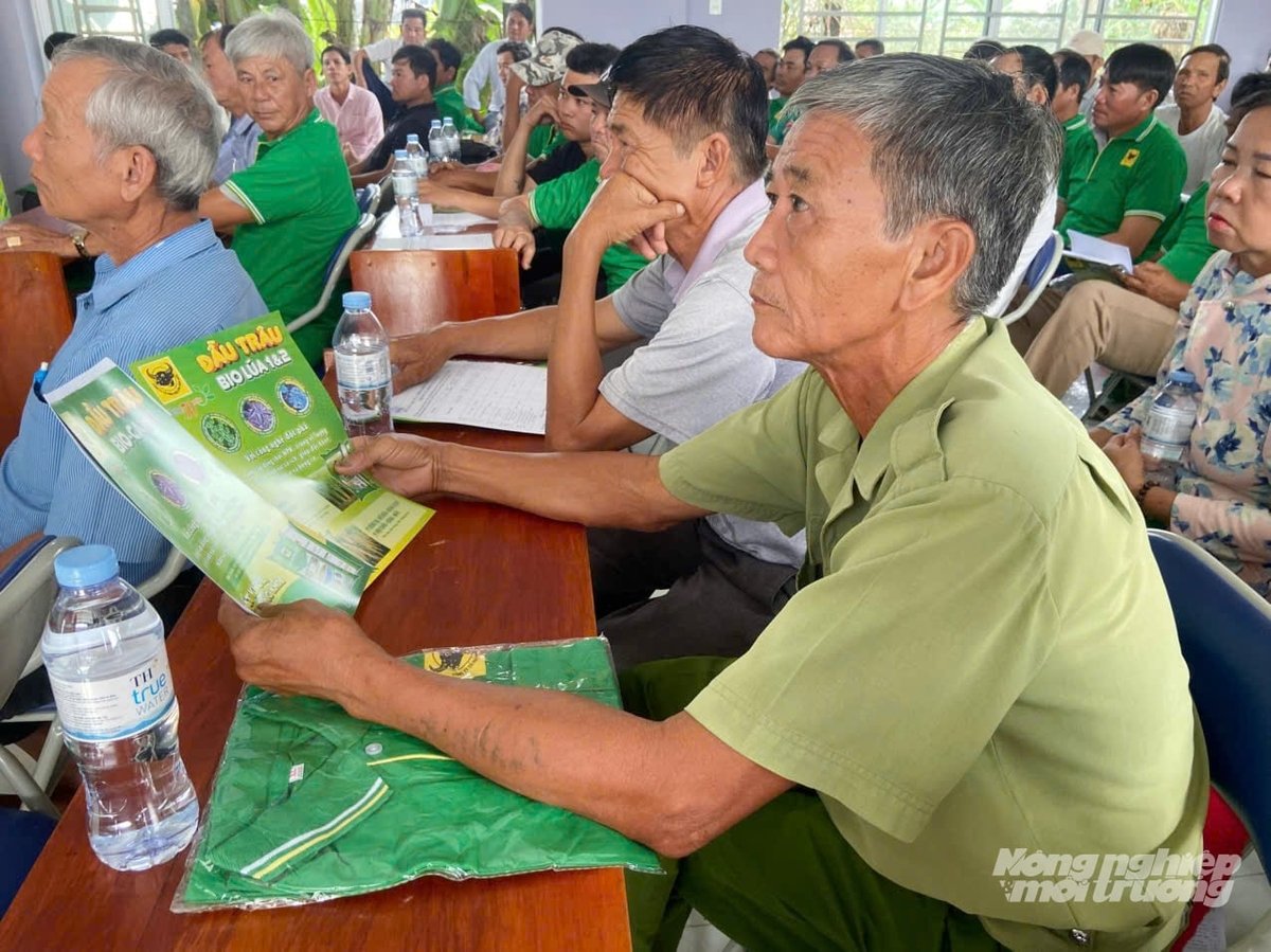 Nông dân Đồng Tháp lắng nghe cán bộ Bình Điền chia sẻ kỹ thuật sử dụng phân Đầu Trâu BiO Canxi để canh tác trong vụ đông xuân tới. Ảnh: Lê Hoàng Vũ.