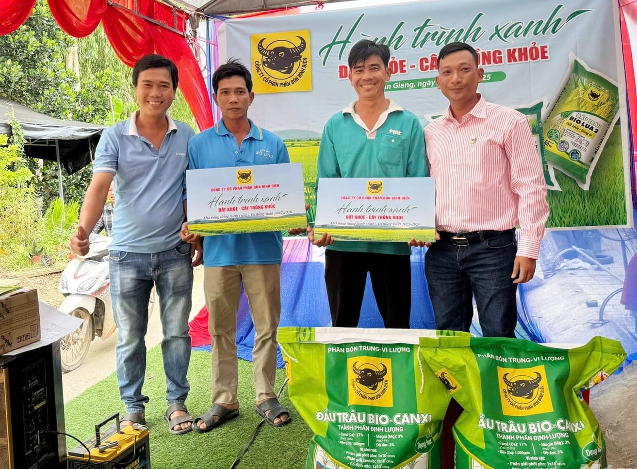 Những hộ tham gia mô hình 'Hành trình xanh' trong vụ đông xuân 2025 - 2026 được Bình Điền hỗ trợ miễn phí phân Đầu Trâu BiO Canxi cho 1ha. Ảnh: Lê Hoàng Vũ.