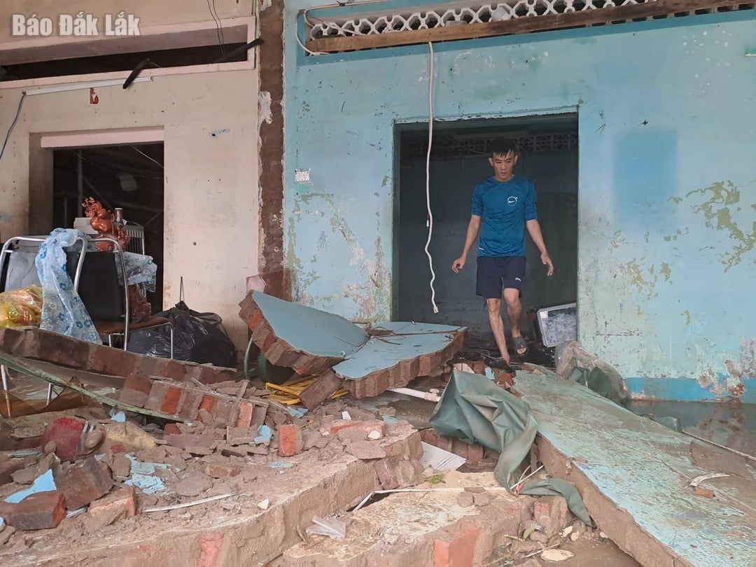 خانه یکی از ساکنان بخش توی هوا بر اثر سیل آسیب دید.