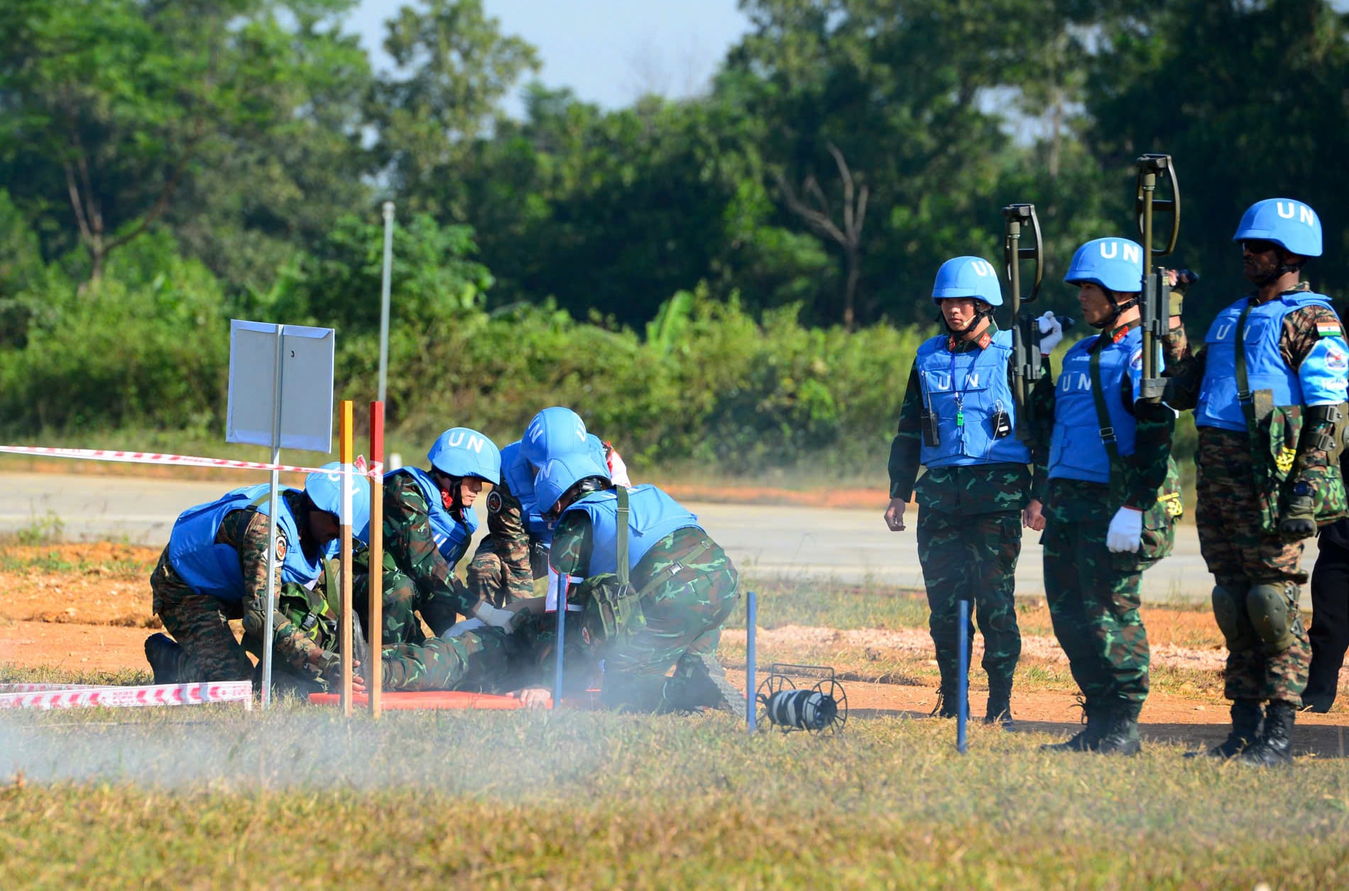 Truppe vietnamite e indiane conducono un'esercitazione di soccorso in seguito al terremoto a VINBAX 2025 - Foto 5.