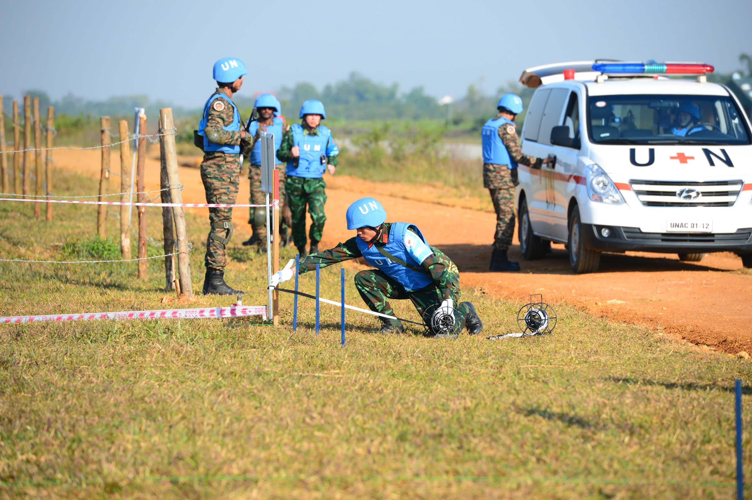 Truppe vietnamite e indiane conducono un'esercitazione di soccorso in caso di terremoto al VINBAX 2025 - Foto 6.