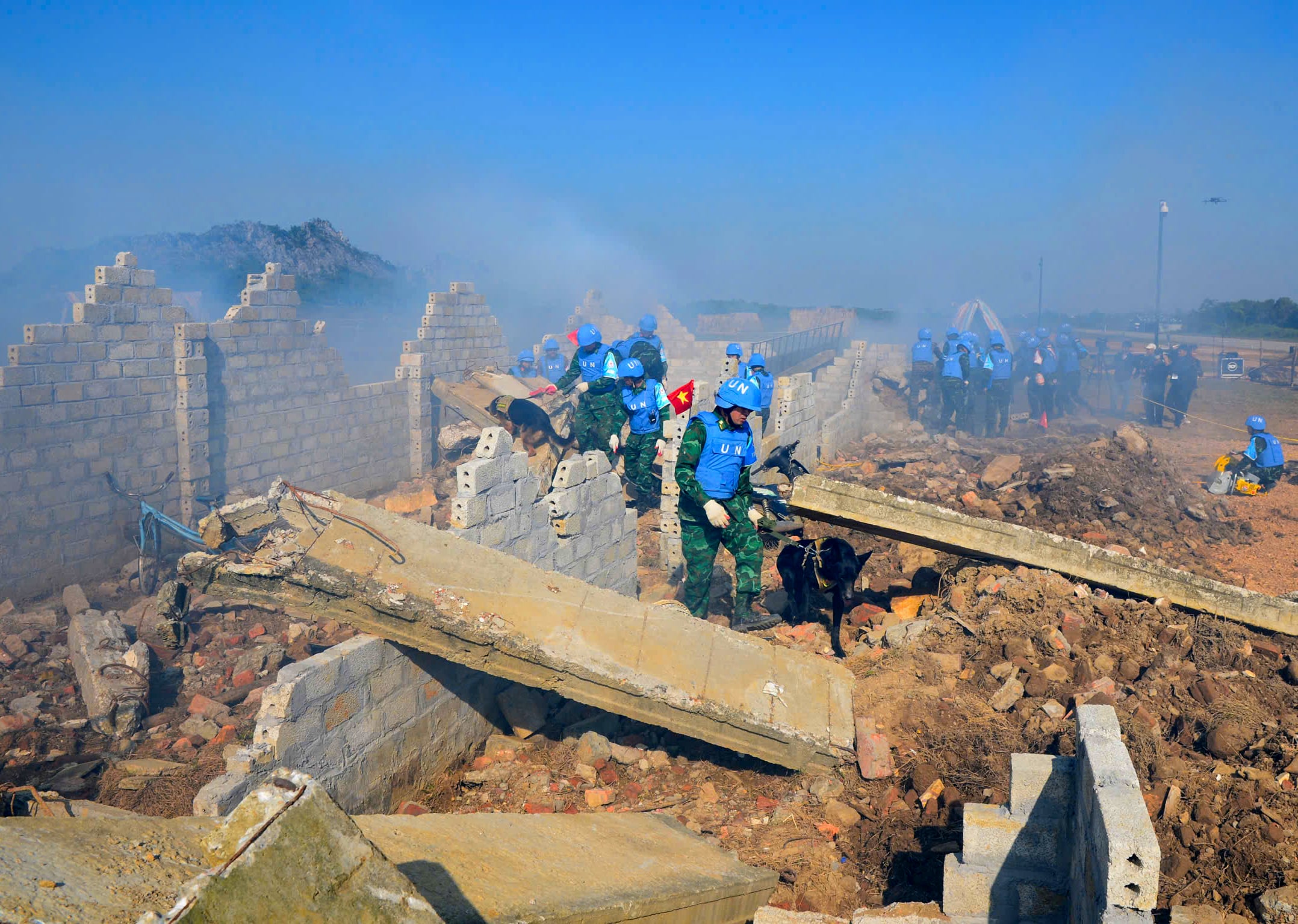 Truppe vietnamite e indiane conducono un'esercitazione di soccorso in caso di terremoto al VINBAX 2025 - Foto 16.
