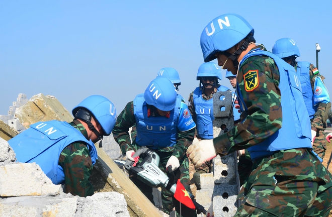 Truppe vietnamite e indiane conducono un'esercitazione di soccorso in caso di terremoto al VINBAX 2025 - Foto 19.