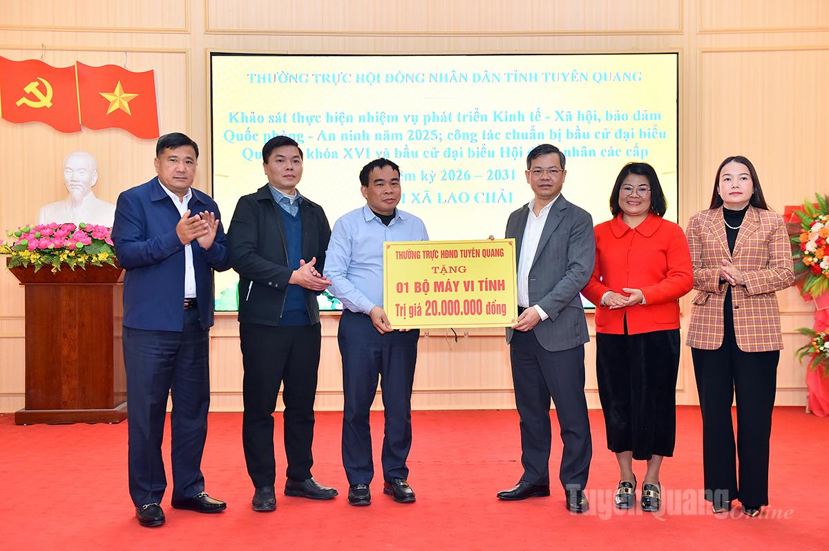 A Tartományi Népi Tanács Állandó Küldöttsége számítógépeket ajándékozott Lao Chai községnek.
