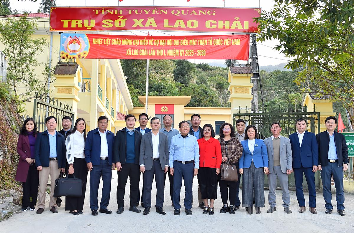 Nguyen Van Son elvtárs, a Tartományi Népi Tanács elnöke, a munkaküldöttség és Lao Chai község tisztviselői emlékképet készítettek.
