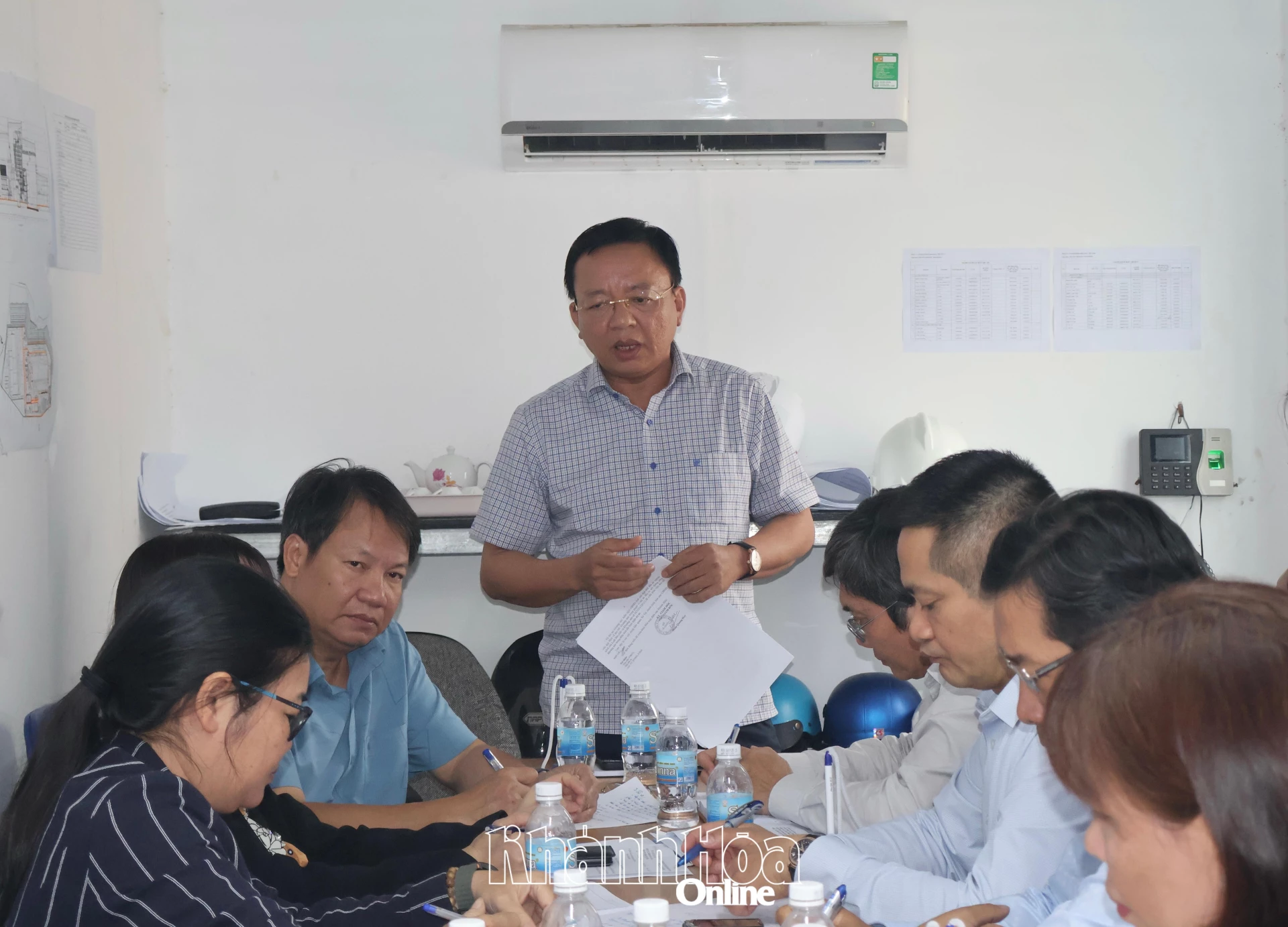 На собрании выступил товарищ Ле Хуен.