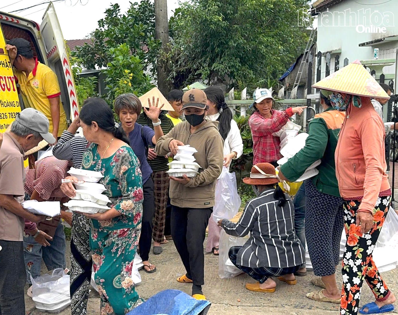 Jídlo putuje lidem v oblastech postižených povodněmi