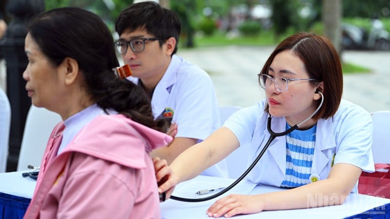 Frivillige leger og sykepleiere undersøker og behandler folk i hovedstaden.