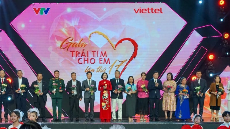 「ハート・フォー・チルドレン」プログラムは、17年間で約7,600人の子供の手術を支援し、約19万人の子供の検査を実施し、地域社会から2,500億ドン以上を調達しました。(写真:DUC THO)