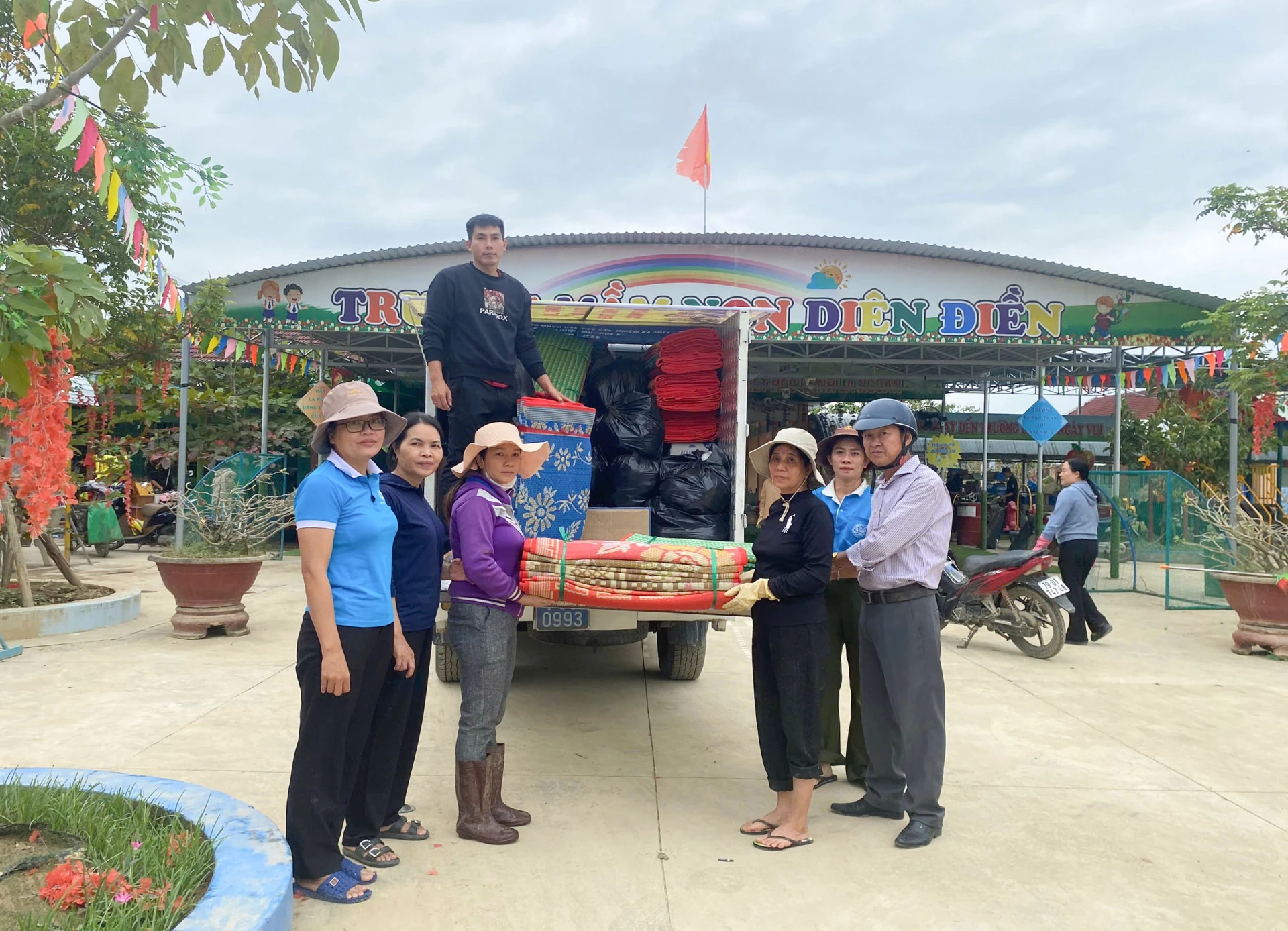 Жіноча спілка комуни Кам Лам вручила подарунки дитячому садку Дьєн Дьєн.