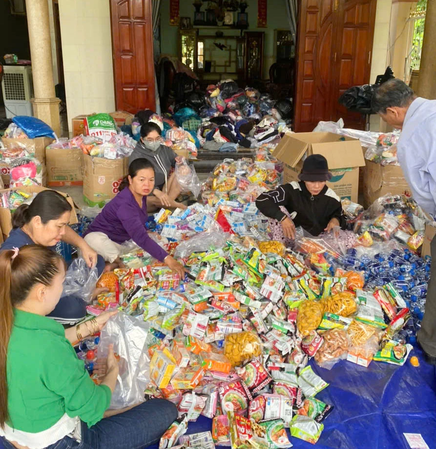 Упакуйте товари, щоб відправити їх людям.