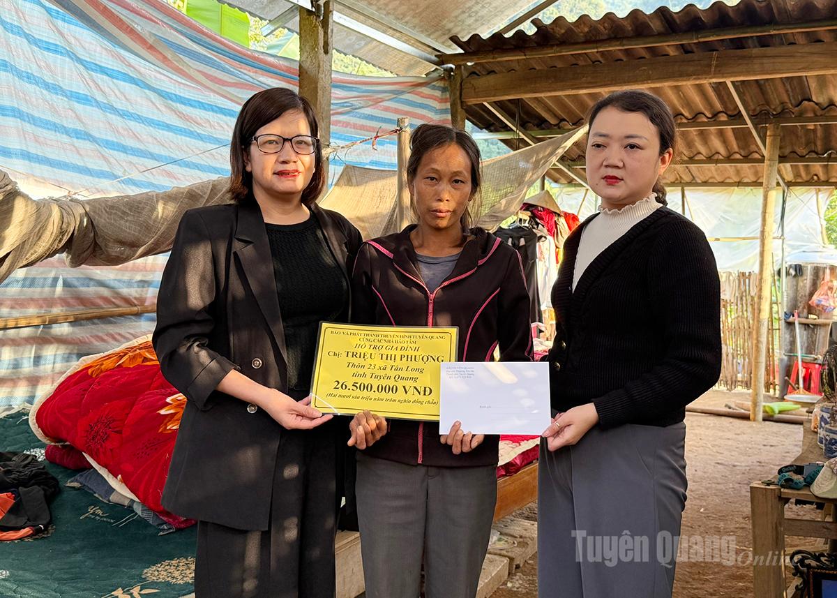 Akhbar, Radio dan Televisyen Tuyen Quang menyampaikan wang sokongan kepada keluarga Cik Trieu Thi Phuong, kampung 23, komune Tan Long, wilayah Tuyen Quang.