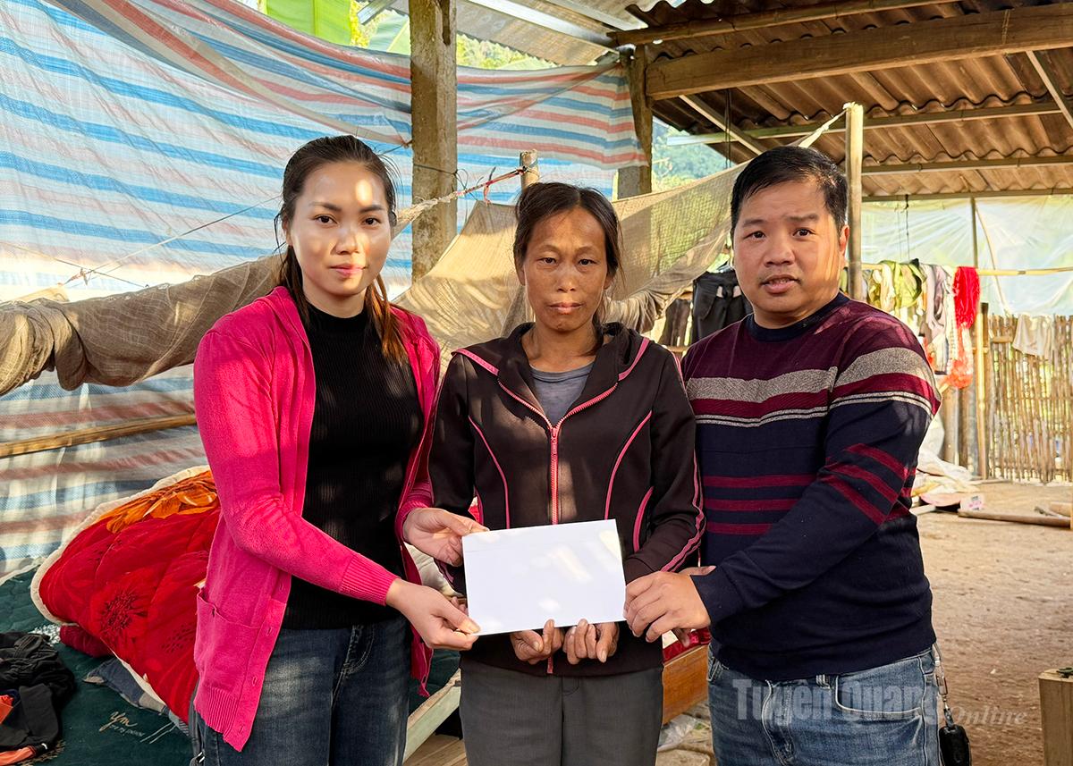 Encik Long Xuan Chien, pemilik saluran youtube Dong Bac, kampung halaman saya, menyokong wang untuk keluarga Cik Trieu Thi Phuong.