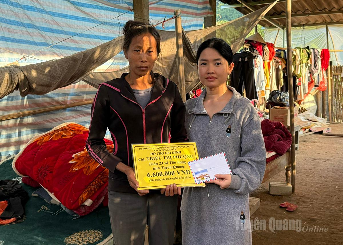 Facebook Nguyen Hoai, wakil Facebook Hoang Hai, komune Thai Binh, memberikan wang sokongan kepada keluarga Trieu Thi Phuong.