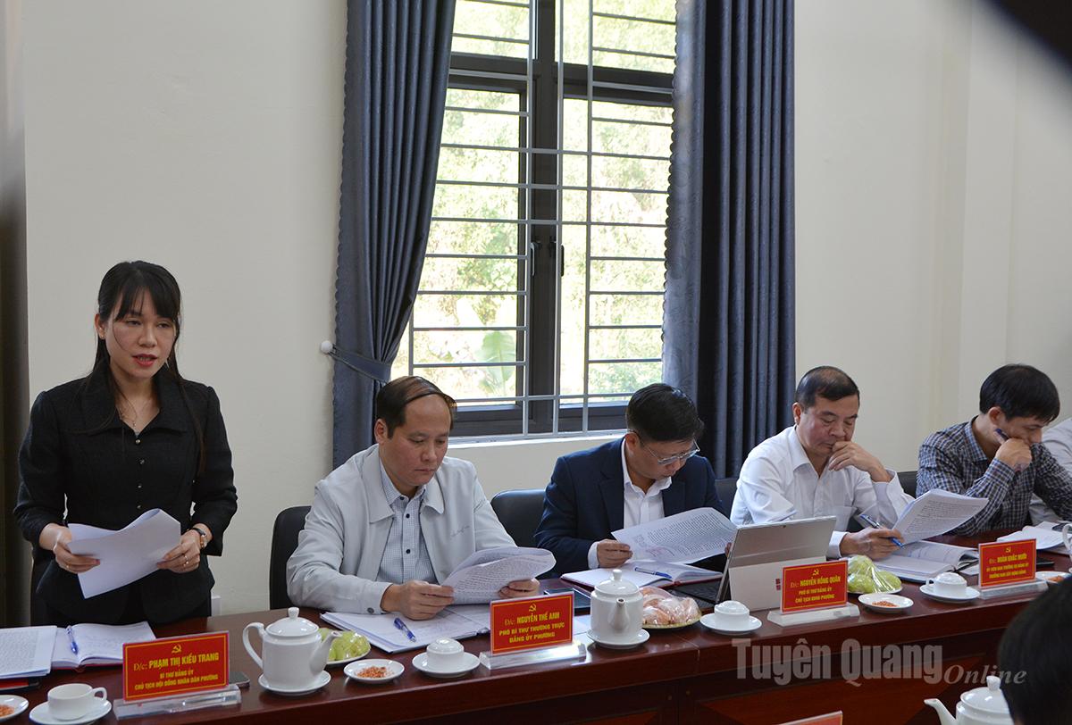 Руководители округа Биньтхуан отчитываются о социально-экономическом развитии, безопасности, порядке и партийном строительстве.