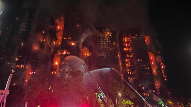Bombeiros controlam um incêndio em um complexo de apartamentos em Hong Kong, China, em 26 de novembro de 2025. (Foto: Xinhua)