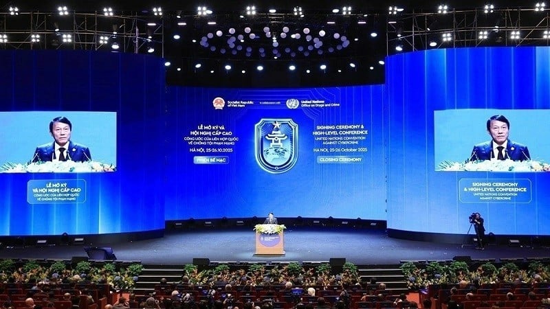 जन सुरक्षा मंत्री, वरिष्ठ जनरल लुओंग टैम क्वांग, साइबर अपराध के विरुद्ध संयुक्त राष्ट्र सम्मेलन 2025 (हनोई कन्वेंशन) के हस्ताक्षर समारोह और उच्च-स्तरीय सम्मेलन के समापन समारोह में बोलते हुए। फोटो: नहान दान समाचार पत्र