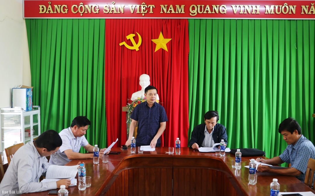 Wakil Sekretaris Komite Partai Provinsi Do Huu Huy bekerja sama dengan komune Ea Ba mengenai situasi penanggulangan konsekuensi bencana alam di komune tersebut.