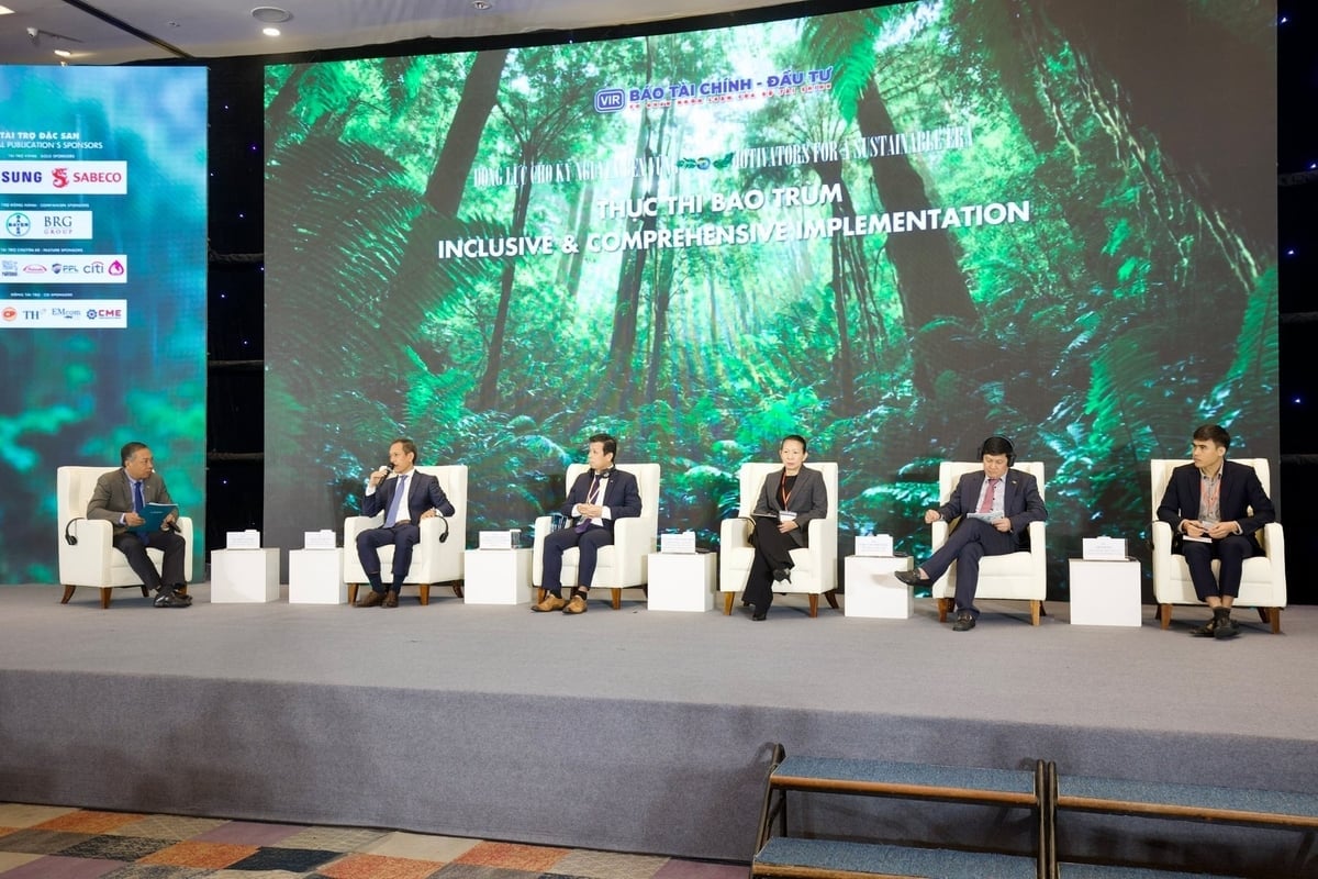Phiên thảo luận có sự tham gia của đại diện các doanh nghiệp đi đầu chuyển đổi xanh và chuyên gia. Ảnh: Trung Nguyên. 