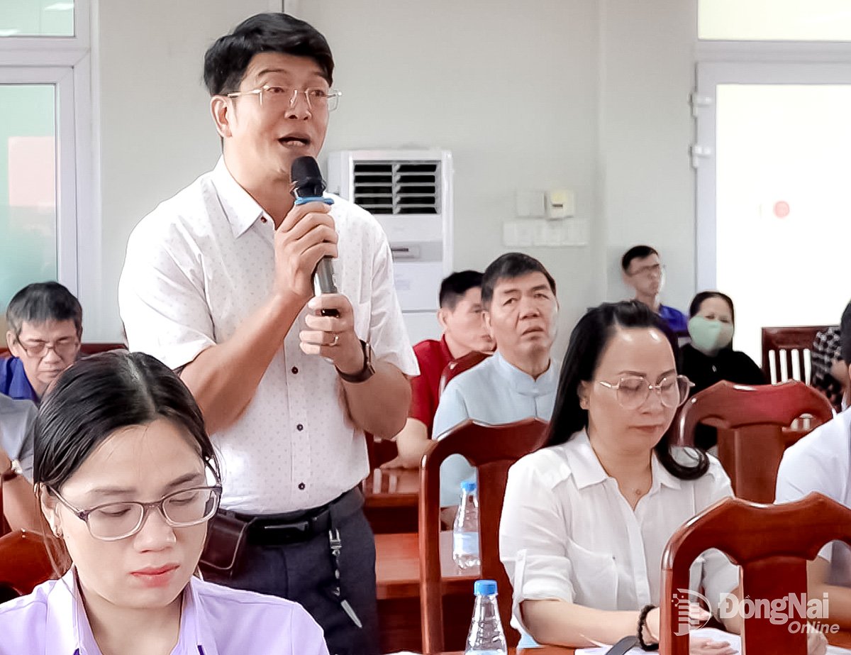 Afgevaardigden dragen ideeën aan tijdens de dialoogconferentie. Foto: Xuan Nuong  