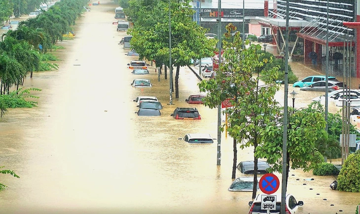 Ứng phó bão số 15: Khánh Hòa yêu cầu các hồ chứa hạ thấp ở mức 80% dung tích thiết kế để đón lũ - Ảnh 1.