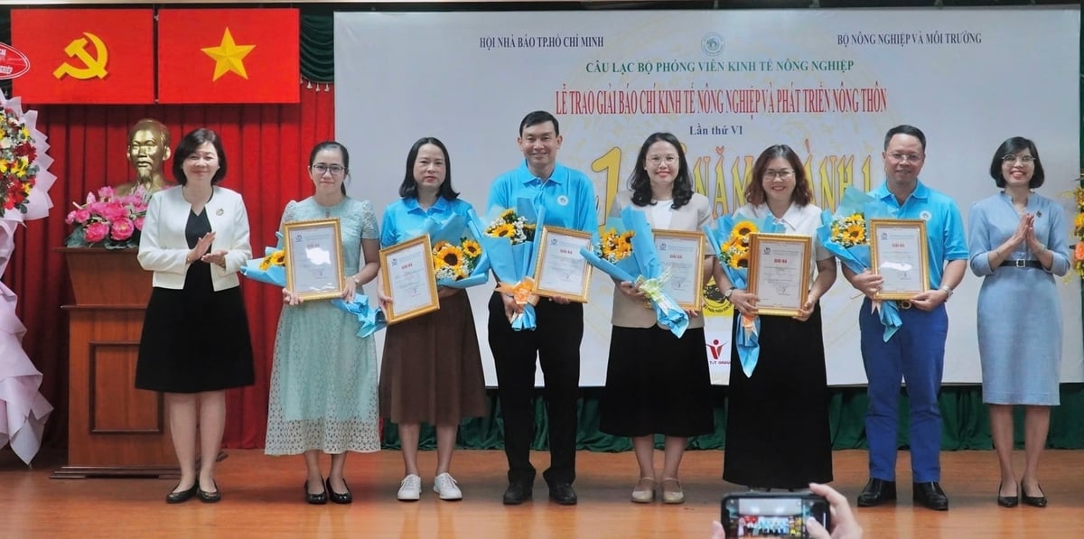PV Minh Sáng (thứ 2 từ phải qua) Báo Nông nghiệp và Môi trường nhận giải Ba Giải Báo chí Kinh tế Nông nghiệp và Phát triển nông thôn lần thứ VI. Ảnh: Trần Phi.