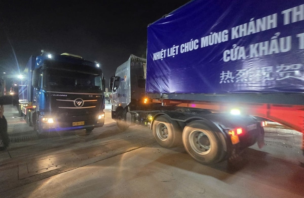 Các phương tiện khai thông tuyến đường chuyên dụng. Ảnh: Hoàng Nghĩa.