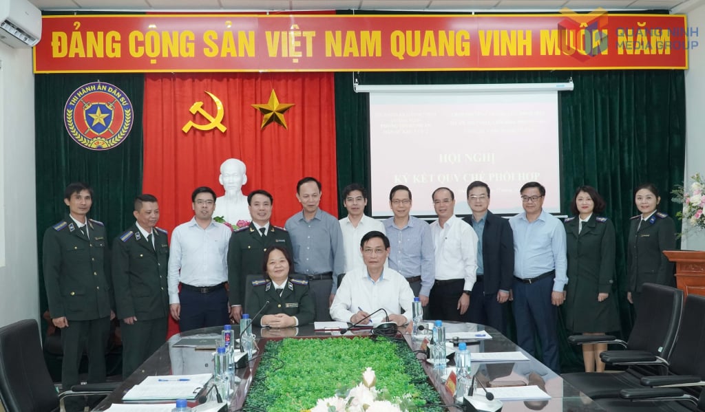 Управління з виконання цивільних рішень (CJE) Регіону 2 - Куангнінь провело церемонію підписання Положення про координацію з народними комітетами 9 округів.