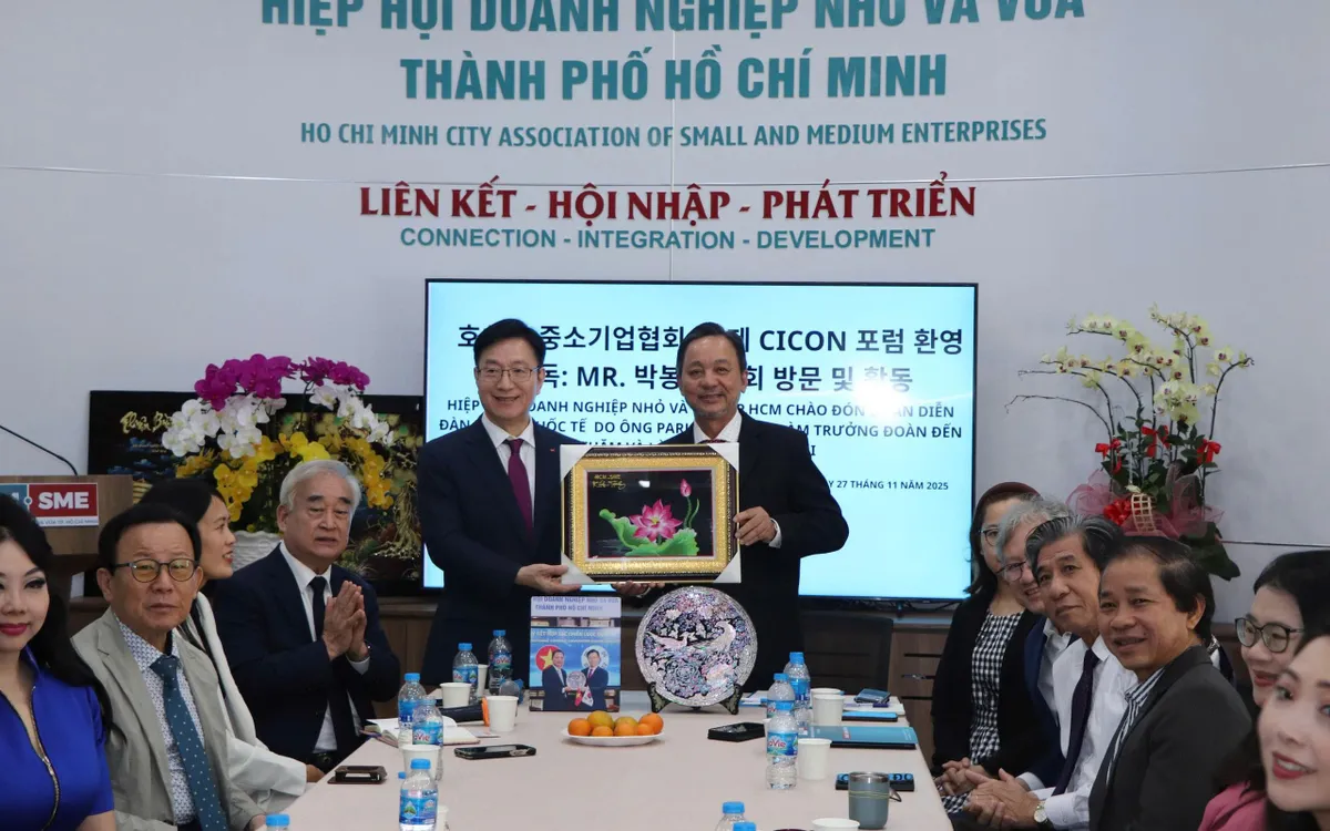 Lãnh đạo CICON và lãnh đạo Hiệp hội DNNVV Thành phố Hồ Chí Minh tặng quà lưu niệm trong buổi thăm và làm việc. Ảnh: TL.