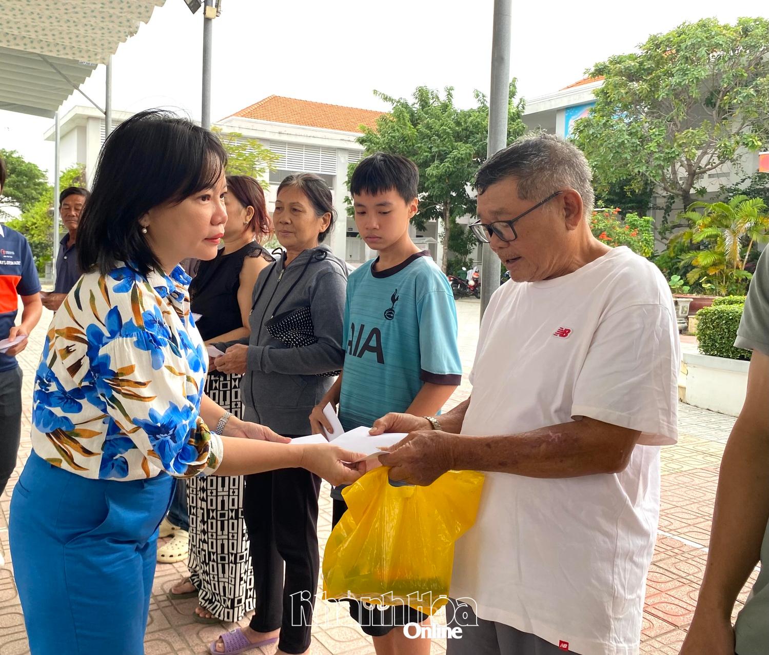 Fru Thai Thi Le Hang - chef för Khanh Hoa tidning, radio och TV - överlämnade gåvor till invånarna i byn Thuy Tu.