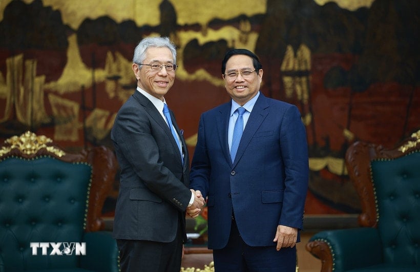 Le Premier ministre Pham Minh Chinh a reçu M. Hori Kenichi, président-directeur général de Mitsui Corporation. (Photo : Duong Giang/VNA)