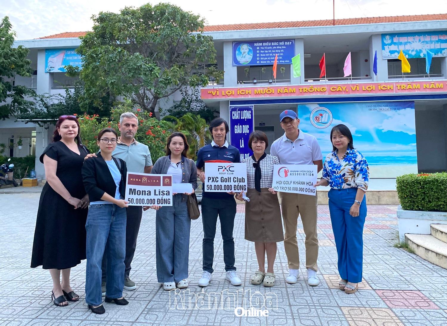 Representanter för enheterna överlämnade gåvor till representanter för Thuy Tu-byn.