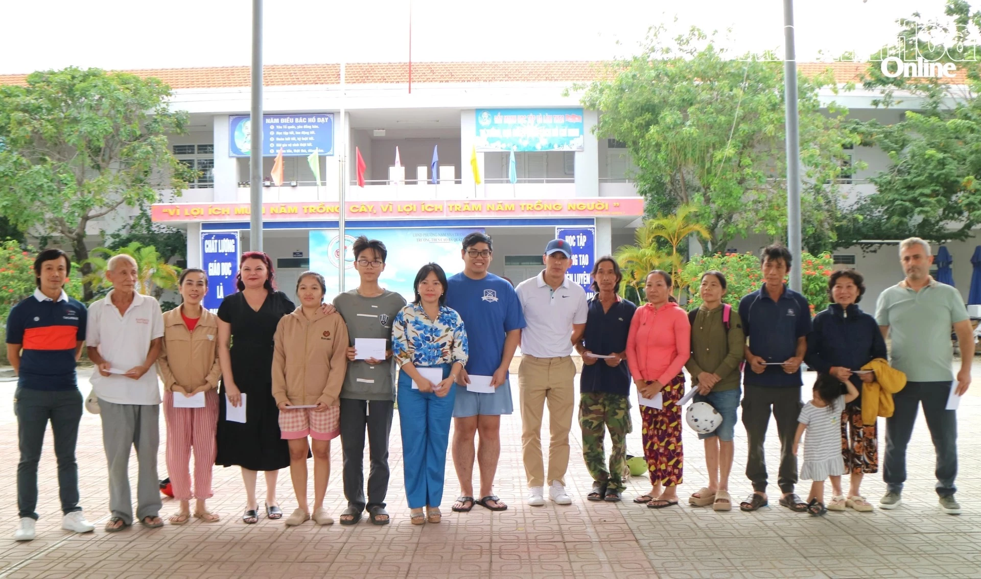 Representanter för enheterna gav gåvor till invånarna i byn Thuy Tu i distriktet Nam Nha Trang.