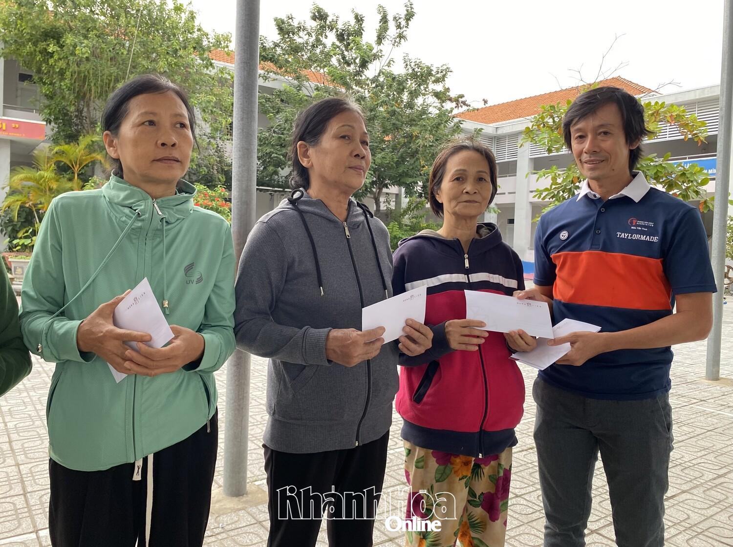 Representanter från PXC Golf Club gav gåvor till människor som drabbats av översvämningarna i byn Thuy Tu.