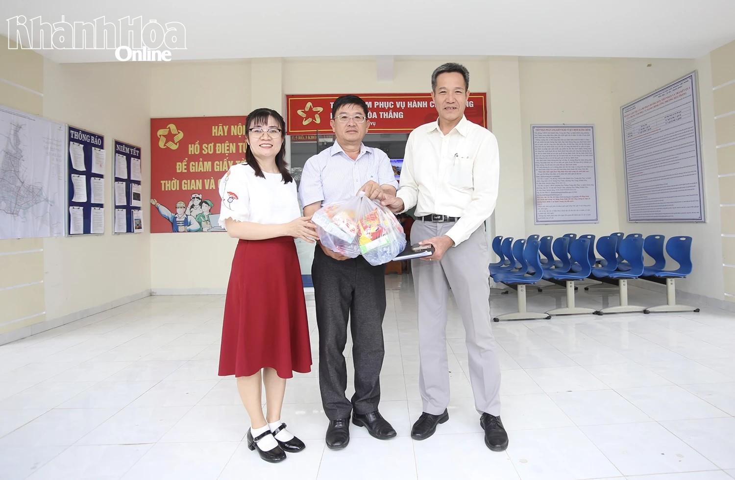 Ledare för Khanh Hoa tidning, radio och TV överlämnade gåvor för att stödja människor till ledarna i Hoa Thang-distriktet.