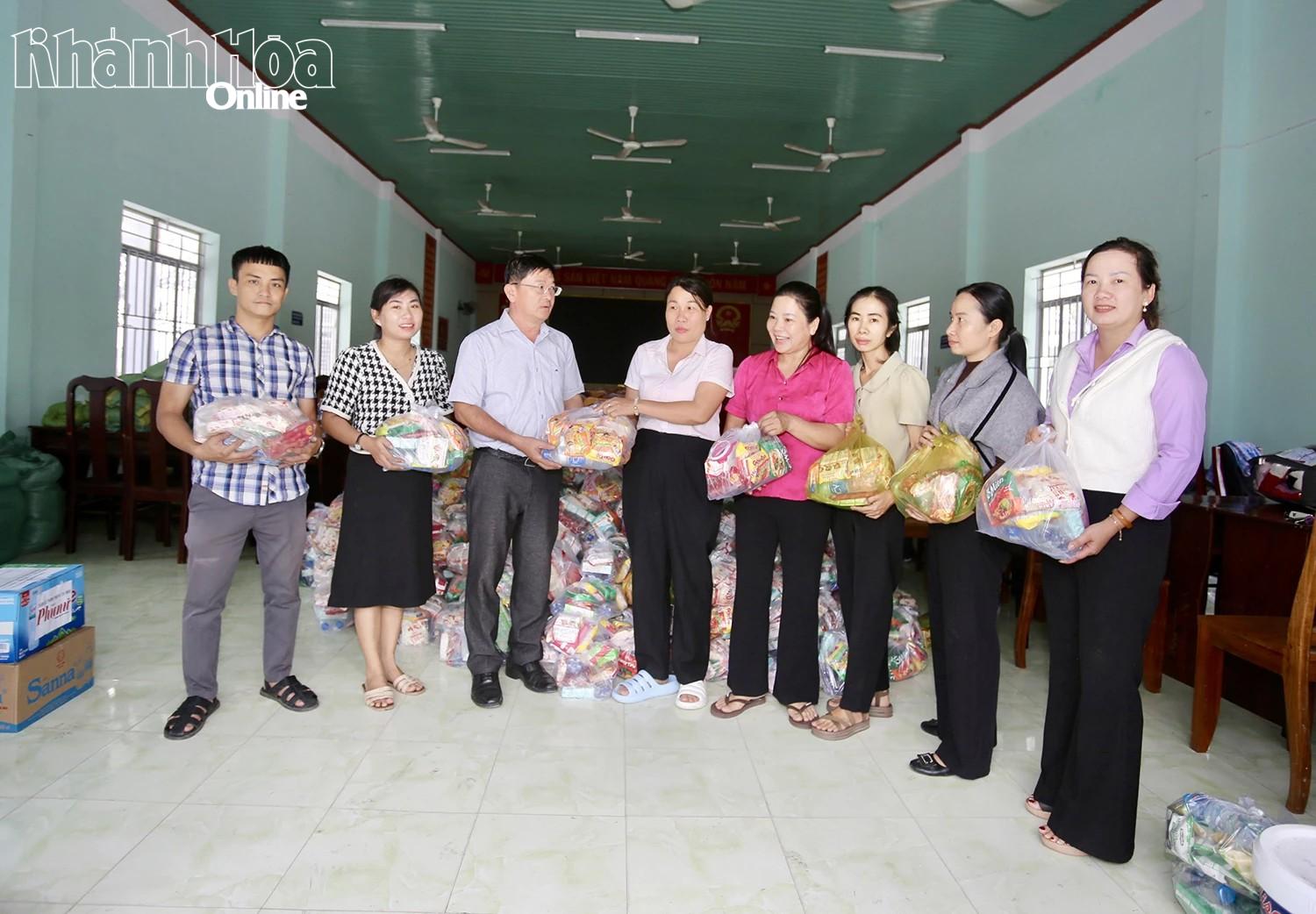 Ledare för Khanh Hoa tidning, radio och TV överlämnade gåvor för att stödja människor till ledarna i Bac Ninh Hoa kommun.